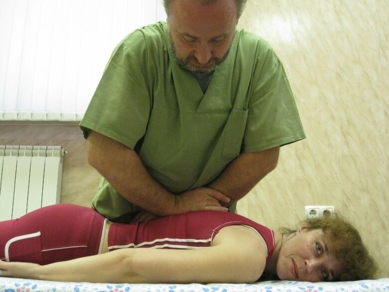 Une femme suit un cours de massage pour éliminer l'ostéochondrose thoracique